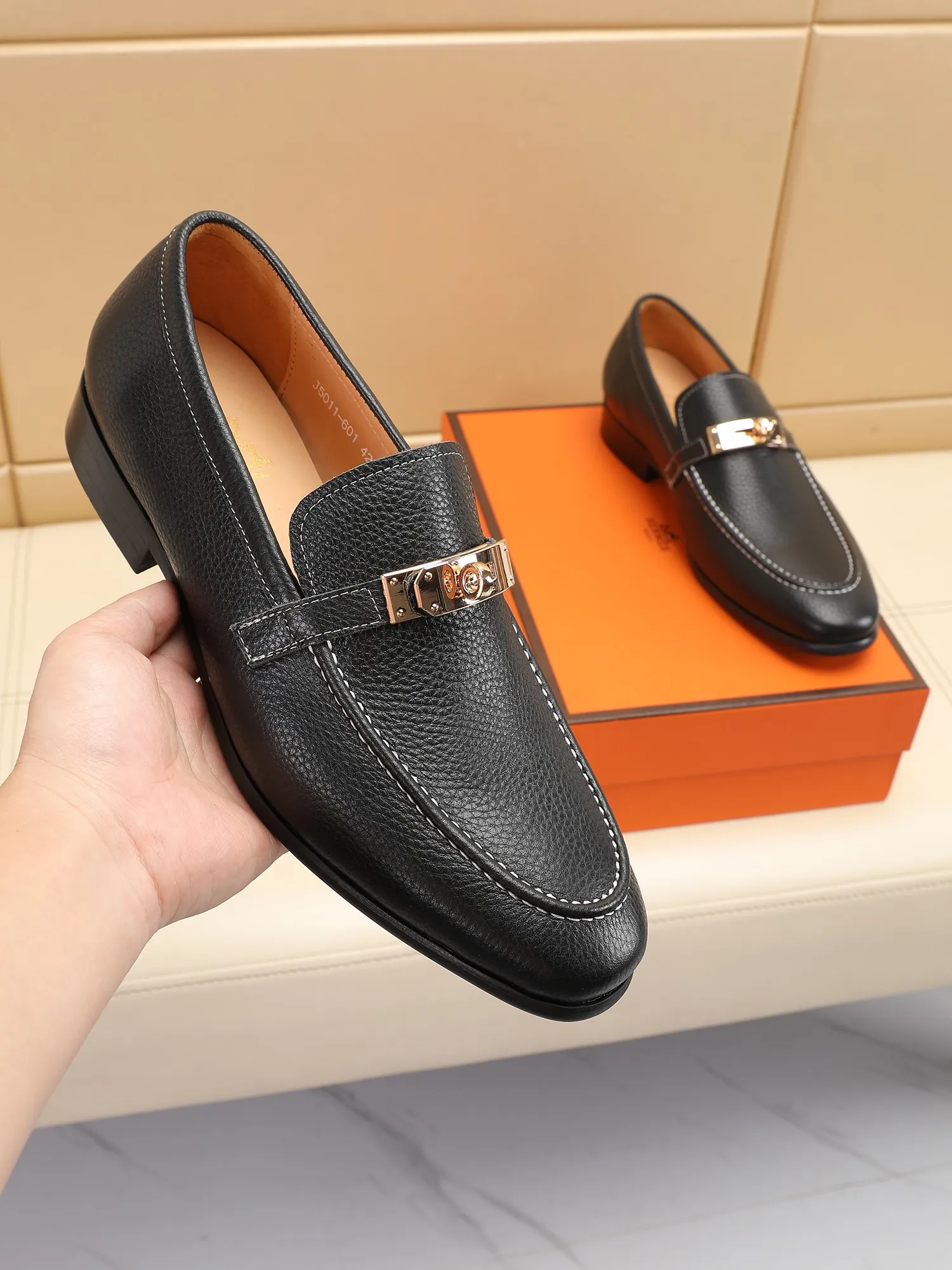 Factory price 440💶[HERMES] (cowhide lining)🍀Italian top luxury🍀He does not pursue novel styles and gorgeous colors, but attracts the favor of successful men with his flawless, elegant and classic style! This very, very comfortable, simple and stable style makes it easy to match any style! The pattern is absolutely 1:1 refined from the original case, and we strive for excellence in materials, imported cowhide + cowhide lining💪💪💪extraordinary texture👍! .Code number: 39 to 44 (38.4546 customized)